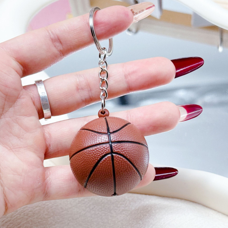 Plastični privjesak za ključeve s dizajnom košarke i mini ragbi dekorativnim privjeskom; poklon za vjenčanja, rođendane i završetak škole; pogodan kao poslovni ili promocijski dar.