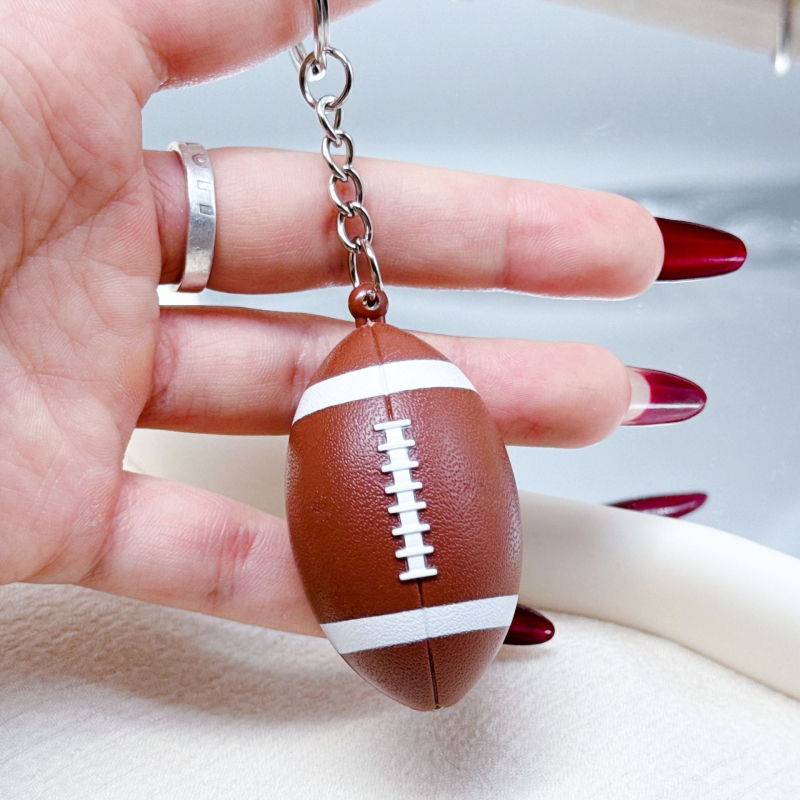 Plastični privjesak za ključeve s dizajnom košarke i mini ragbi dekorativnim privjeskom; poklon za vjenčanja, rođendane i završetak škole; pogodan kao poslovni ili promocijski dar.