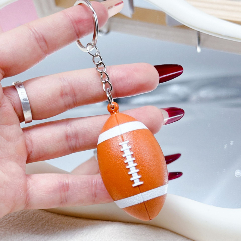 Plastični privjesak za ključeve s dizajnom košarke i mini ragbi dekorativnim privjeskom; poklon za vjenčanja, rođendane i završetak škole; pogodan kao poslovni ili promocijski dar.