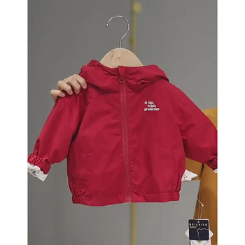 Zēnu kapucēta jaka pavasarim un rudenim, 2025. gada modelis, 100% poliesters, ūdensizturība 8000 mm, elpojamība 10001–15000 mm, pilnībā teipētas šuves