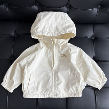 Zēnu kapucēta jaka pavasarim un rudenim, 2025. gada modelis, 100% poliesters, ūdensizturība 8000 mm, elpojamība 10001–15000 mm, pilnībā teipētas šuves