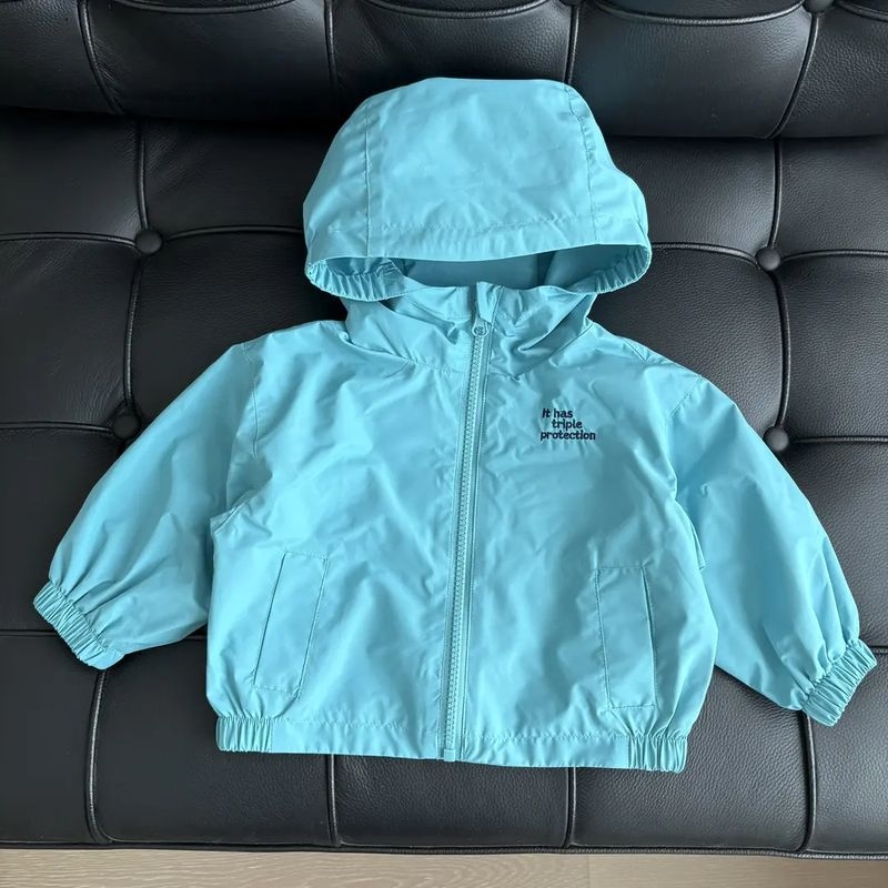 Zēnu kapucēta jaka pavasarim un rudenim, 2025. gada modelis, 100% poliesters, ūdensizturība 8000 mm, elpojamība 10001–15000 mm, pilnībā teipētas šuves