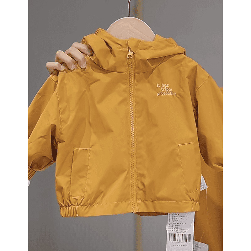 Zēnu kapucēta jaka pavasarim un rudenim, 2025. gada modelis, 100% poliesters, ūdensizturība 8000 mm, elpojamība 10001–15000 mm, pilnībā teipētas šuves