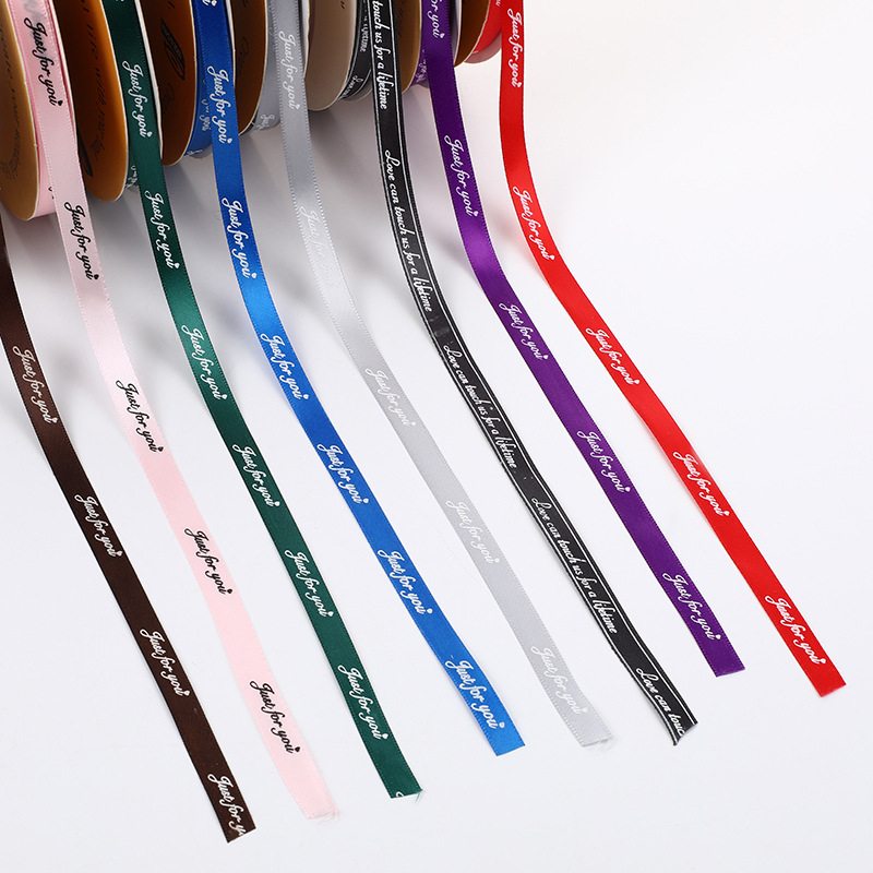 Virágmintás poliészter szalag ajándékokhoz – DIY tortadíszítés, csomagolás (Poliészter; virágmintázat; ajándékcsomagolás; tortadíszítés; DIY)