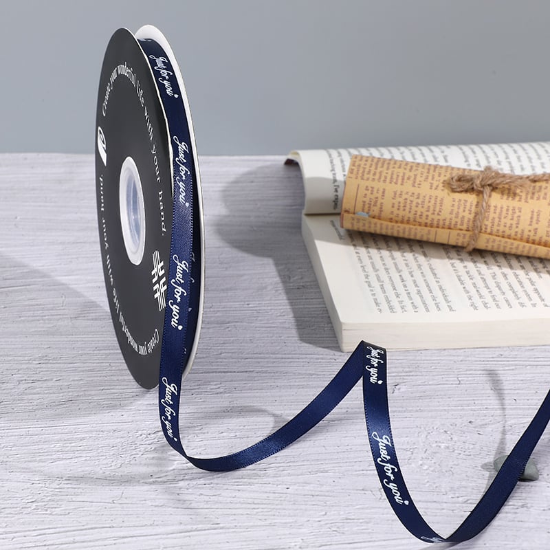 Virágmintás poliészter szalag ajándékokhoz – DIY tortadíszítés, csomagolás (Poliészter; virágmintázat; ajándékcsomagolás; tortadíszítés; DIY)