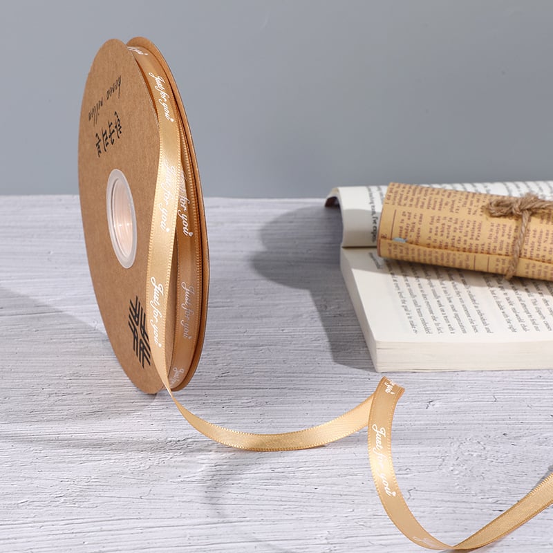 Virágmintás poliészter szalag ajándékokhoz – DIY tortadíszítés, csomagolás (Poliészter; virágmintázat; ajándékcsomagolás; tortadíszítés; DIY)