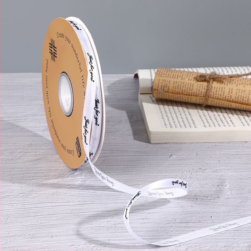 Virágmintás poliészter szalag ajándékokhoz – DIY tortadíszítés, csomagolás (Poliészter; virágmintázat; ajándékcsomagolás; tortadíszítés; DIY)