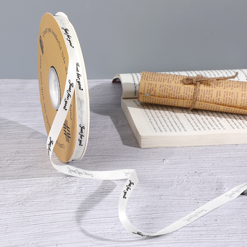 Virágmintás poliészter szalag ajándékokhoz – DIY tortadíszítés, csomagolás (Poliészter; virágmintázat; ajándékcsomagolás; tortadíszítés; DIY)