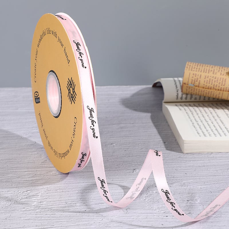 Virágmintás poliészter szalag ajándékokhoz – DIY tortadíszítés, csomagolás (Poliészter; virágmintázat; ajándékcsomagolás; tortadíszítés; DIY)