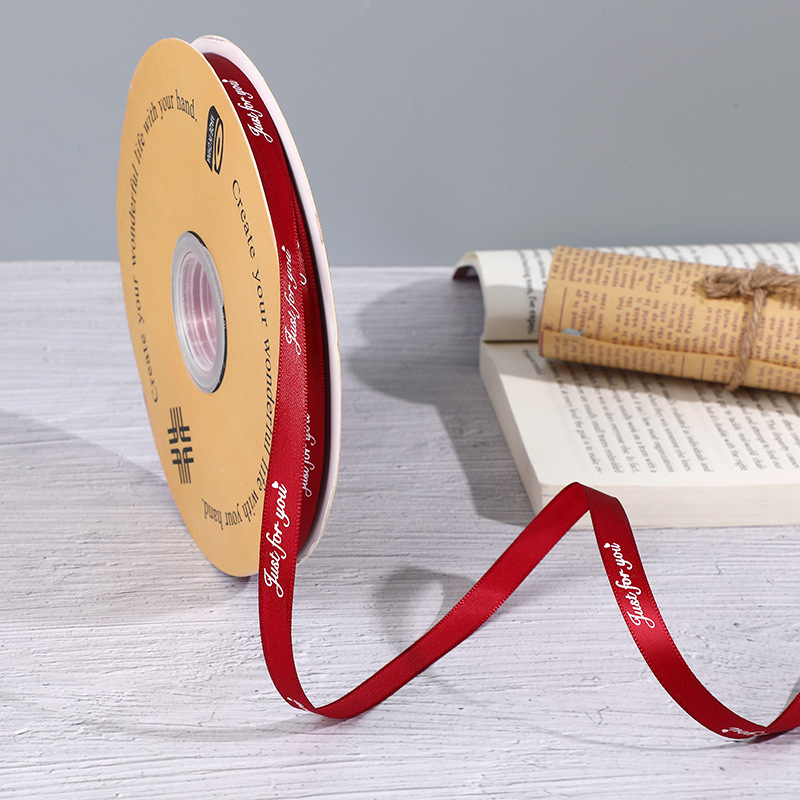 Virágmintás poliészter szalag ajándékokhoz – DIY tortadíszítés, csomagolás (Poliészter; virágmintázat; ajándékcsomagolás; tortadíszítés; DIY)