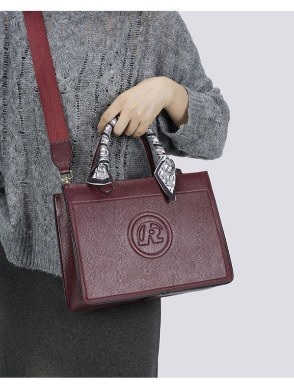 PU кожена дамска чанта за рамо – модерна стилна визия, хоризонтална квадратна форма, цип, полиестерна подплата, вътрешен джоб за телефон