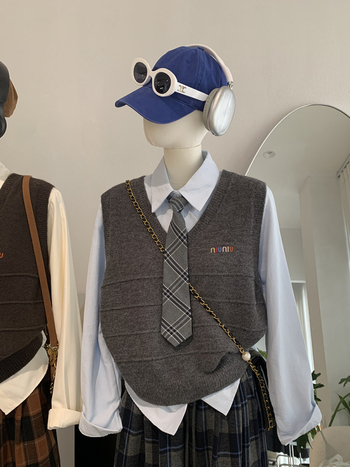 Két részes készlet: hímzett betűs kötött mellény rétegezett inggel, Turn-down gallér, hosszú ujjú, preppy stil; Copper Ammonia Fiber; 70–80% összetétel; minta Letters/Numbers/Text