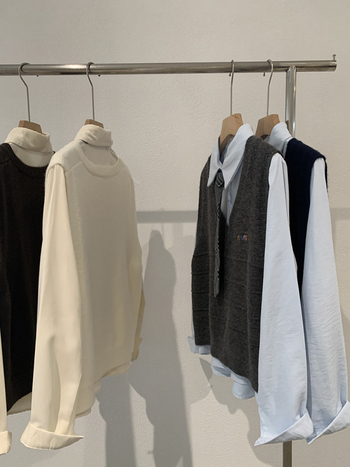 Két részes készlet: hímzett betűs kötött mellény rétegezett inggel, Turn-down gallér, hosszú ujjú, preppy stil; Copper Ammonia Fiber; 70–80% összetétel; minta Letters/Numbers/Text