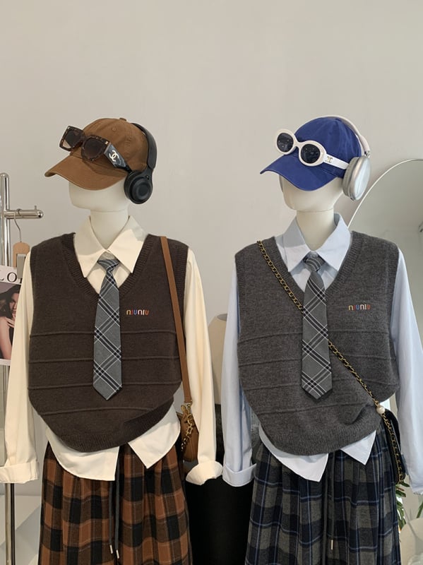 Két részes készlet: hímzett betűs kötött mellény rétegezett inggel, Turn-down gallér, hosszú ujjú, preppy stil; Copper Ammonia Fiber; 70–80% összetétel; minta Letters/Numbers/Text