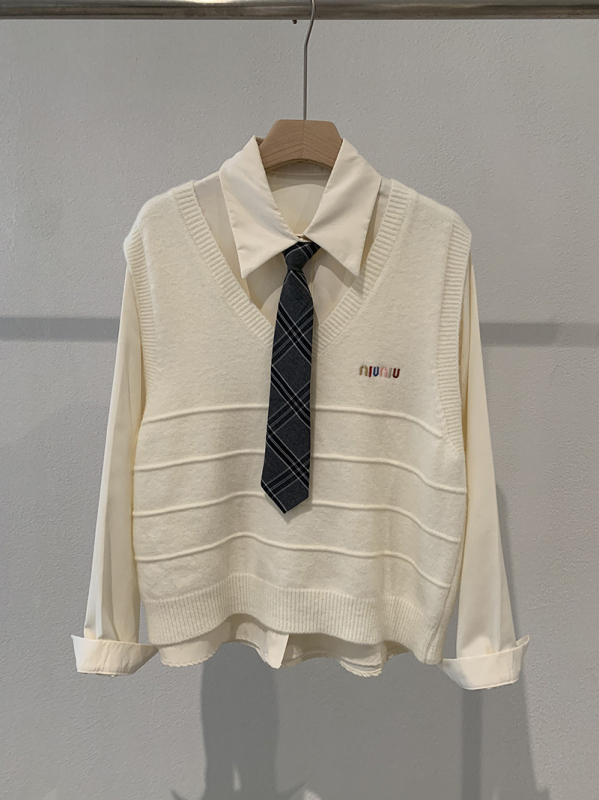 Két részes készlet: hímzett betűs kötött mellény rétegezett inggel, Turn-down gallér, hosszú ujjú, preppy stil; Copper Ammonia Fiber; 70–80% összetétel; minta Letters/Numbers/Text