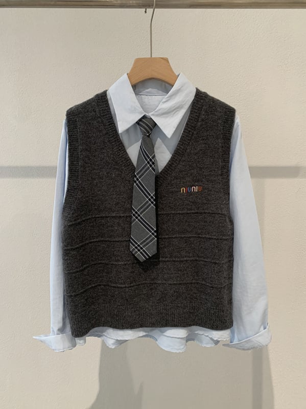 Két részes készlet: hímzett betűs kötött mellény rétegezett inggel, Turn-down gallér, hosszú ujjú, preppy stil; Copper Ammonia Fiber; 70–80% összetétel; minta Letters/Numbers/Text