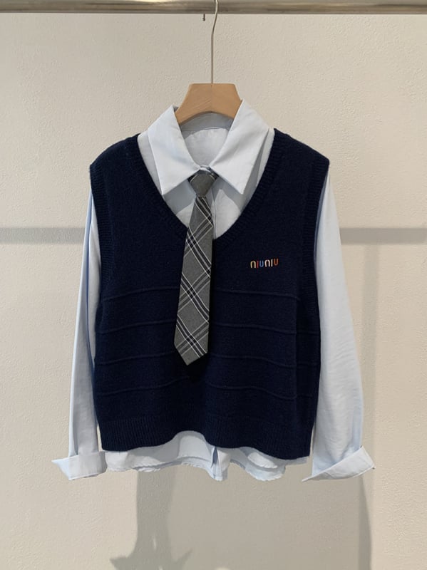 Két részes készlet: hímzett betűs kötött mellény rétegezett inggel, Turn-down gallér, hosszú ujjú, preppy stil; Copper Ammonia Fiber; 70–80% összetétel; minta Letters/Numbers/Text