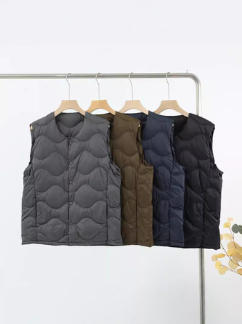 Vyrinė lengva pūkinė liemenė su vidine apdaila - užpildas: balti antis pūkai; užpildo galia 650; užpildo talpa 60 g; išorė: 100% poliesteris