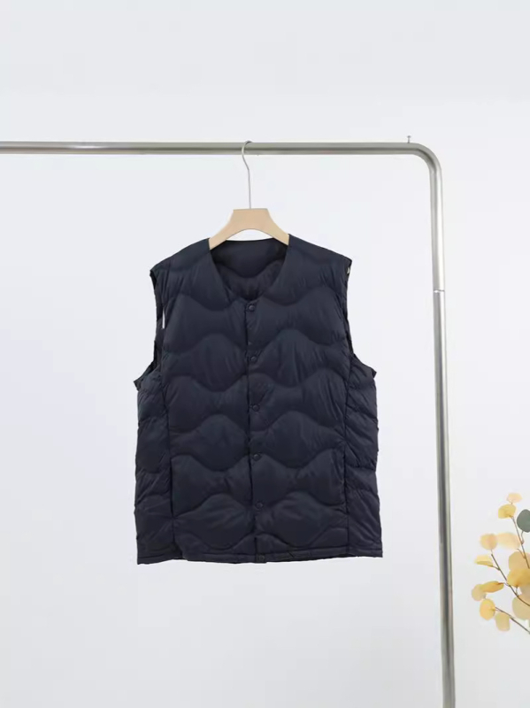 Мъжко леко пухено жиле със вътрешна подплата - пълнеж: бял пух от патица; пълнеж 650; капацитет на пълнежа 60 g; външна материя: полиестер 100%