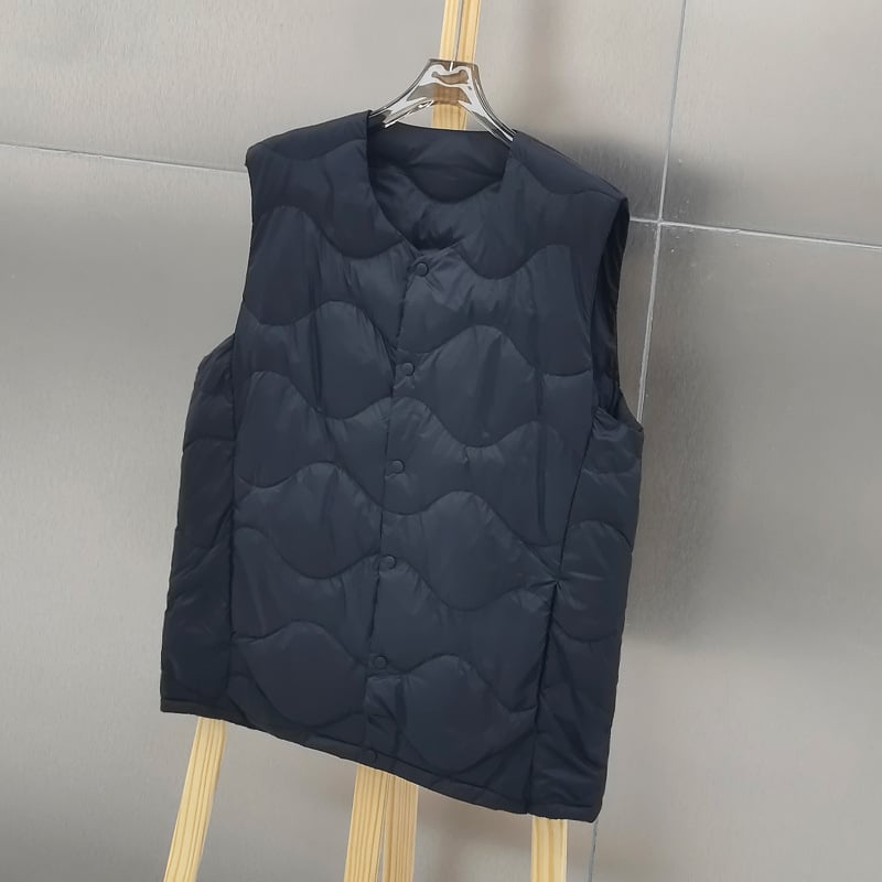 Vyrinė lengva pūkinė liemenė su vidine apdaila - užpildas: balti antis pūkai; užpildo galia 650; užpildo talpa 60 g; išorė: 100% poliesteris