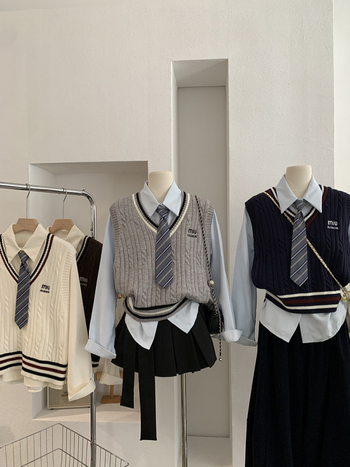 Két darabos készlet: hosszú ujjú ing és ujjatlan kötött mellény nyakkendővel, kollégiumi stílus, laza szabás, anyag Cupro rost és poliészter, egyszínű, ősz 2025