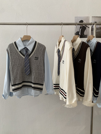 Két darabos készlet: hosszú ujjú ing és ujjatlan kötött mellény nyakkendővel, kollégiumi stílus, laza szabás, anyag Cupro rost és poliészter, egyszínű, ősz 2025