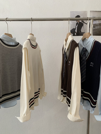 Két darabos készlet: hosszú ujjú ing és ujjatlan kötött mellény nyakkendővel, kollégiumi stílus, laza szabás, anyag Cupro rost és poliészter, egyszínű, ősz 2025