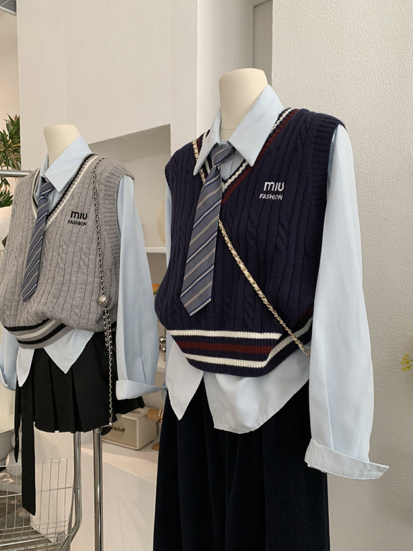 Két darabos készlet: hosszú ujjú ing és ujjatlan kötött mellény nyakkendővel, kollégiumi stílus, laza szabás, anyag Cupro rost és poliészter, egyszínű, ősz 2025