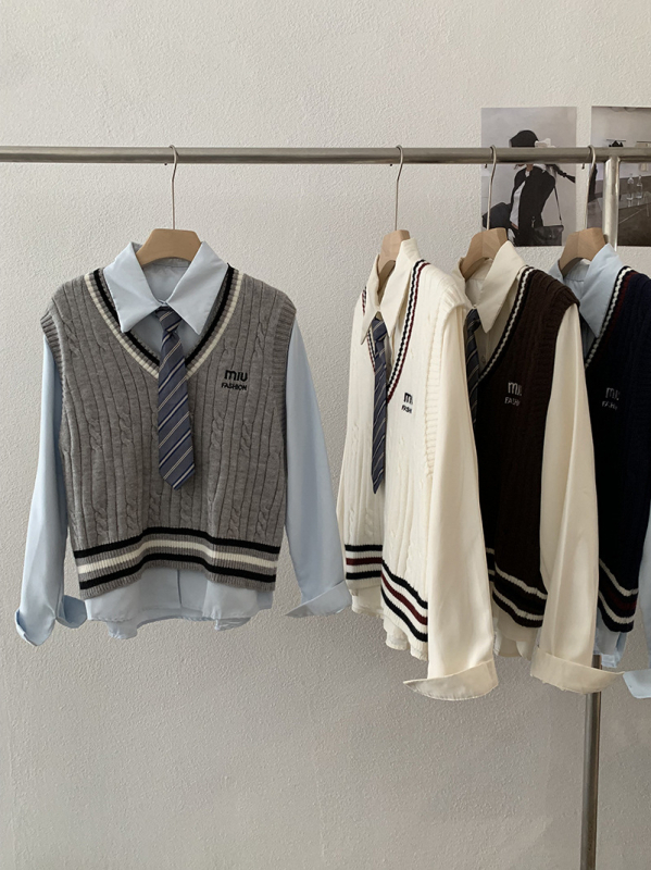 Két darabos készlet: hosszú ujjú ing és ujjatlan kötött mellény nyakkendővel, kollégiumi stílus, laza szabás, anyag Cupro rost és poliészter, egyszínű, ősz 2025