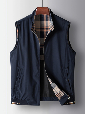 Мъжка жилетка с тесен силует, стоечна яка, цип и странични джобове.