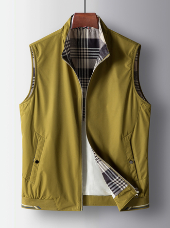 Мъжка жилетка с тесен силует, стоечна яка, цип и странични джобове.