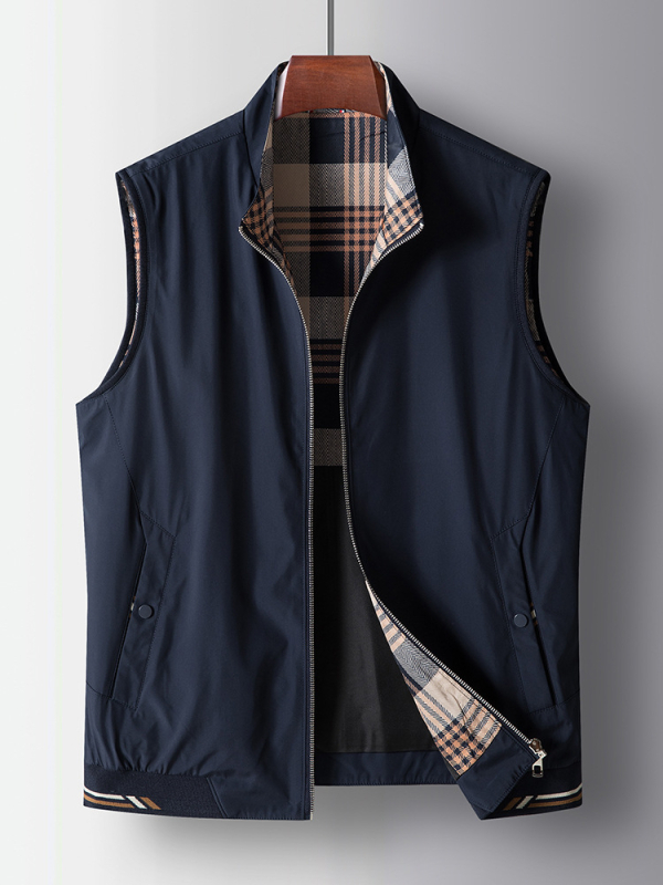 Мъжка жилетка с тесен силует, стоечна яка, цип и странични джобове.