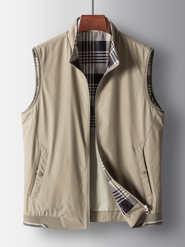 Мъжка жилетка с тесен силует, стоечна яка, цип и странични джобове.