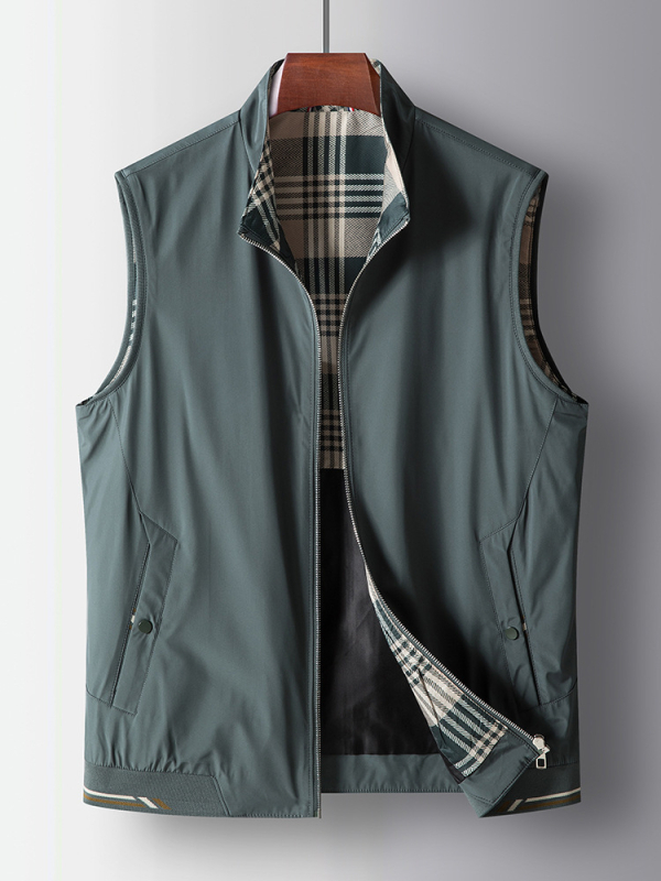 Мъжка жилетка с тесен силует, стоечна яка, цип и странични джобове.