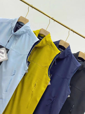 Softshell prsluk s fleece unutrašnjom podstavom i stojećim ovratnikom — otporan na vjetar i vodootporan, zatvarač sprijeda, poliester tkanina