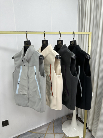 Fliisvest kõrge kaelaga, tõmblukuga sulgemine ja tõmblukukäepidemed; fliisvooder