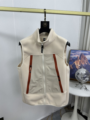 Fliisvest kõrge kaelaga, tõmblukuga sulgemine ja tõmblukukäepidemed; fliisvooder