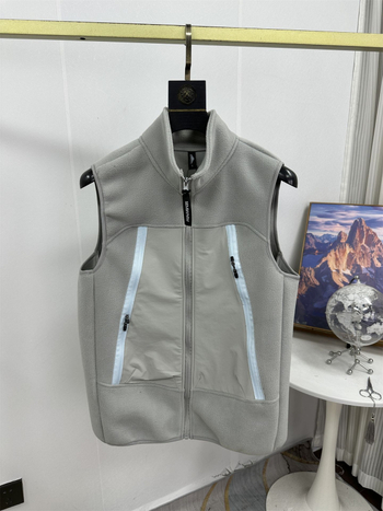 Fliisvest kõrge kaelaga, tõmblukuga sulgemine ja tõmblukukäepidemed; fliisvooder