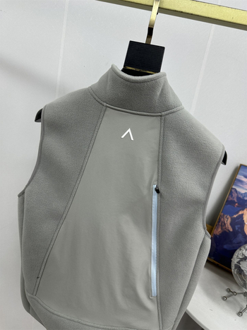 Fliisvest kõrge kaelaga, tõmblukuga sulgemine ja tõmblukukäepidemed; fliisvooder