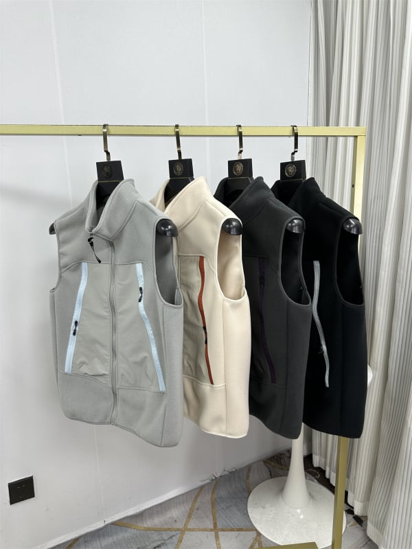 Fliisvest kõrge kaelaga, tõmblukuga sulgemine ja tõmblukukäepidemed; fliisvooder