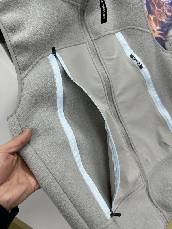 Fliisvest kõrge kaelaga, tõmblukuga sulgemine ja tõmblukukäepidemed; fliisvooder