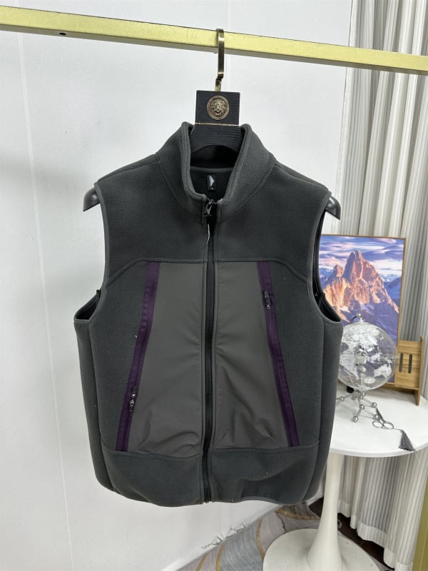 Fliisvest kõrge kaelaga, tõmblukuga sulgemine ja tõmblukukäepidemed; fliisvooder