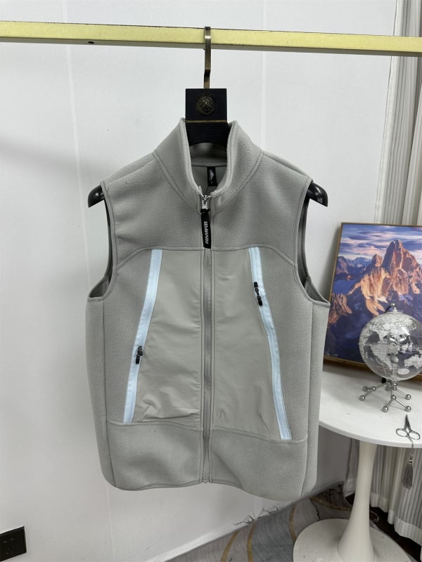 Fliisvest kõrge kaelaga, tõmblukuga sulgemine ja tõmblukukäepidemed; fliisvooder