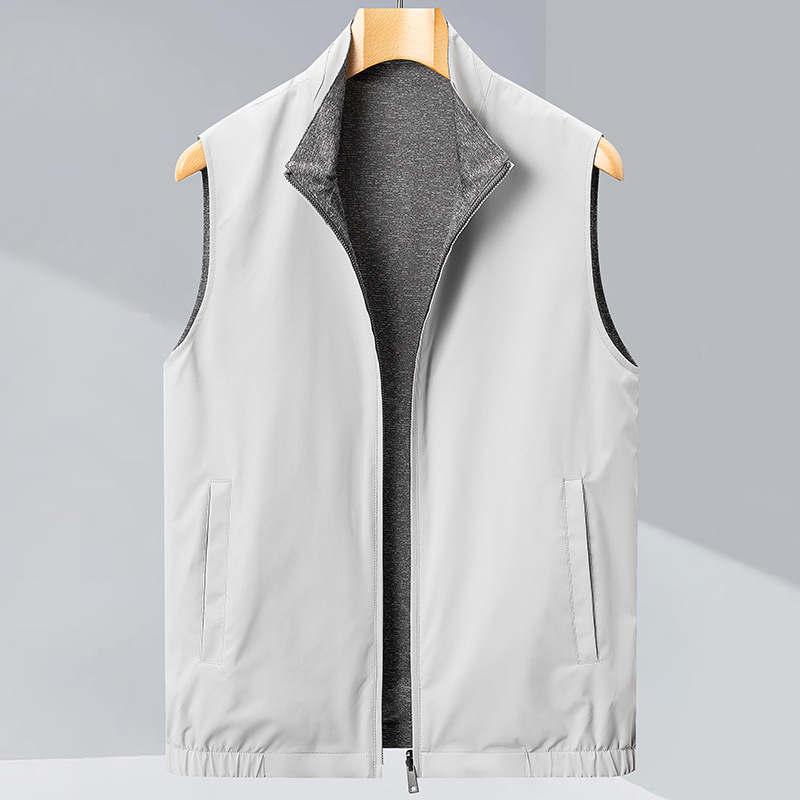 Divpusēja vīriešu veste biznesam un brīvajam laikam, ar stāvošu apkakli un rāvējslēdzēju, neilona ārējais audums ar poliesteres iekšpusi, sānu kabatas, pavasaris–rudens