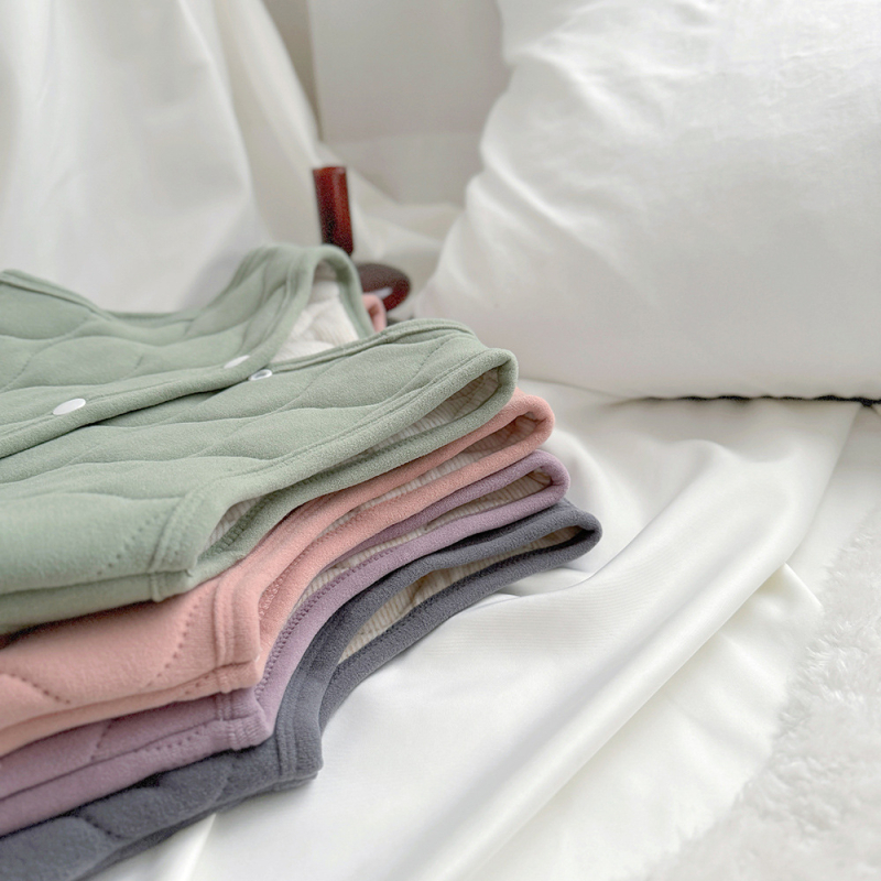 Bērnu trīsslāņu flīsa vestes ar poliesteru odai un pildījumu – universāla, bez kapuces, priekšējā pogu aizdare