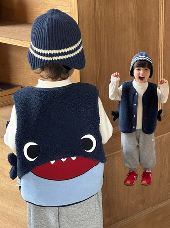 Bērnu veste – sporta kardigāna stilā, karikatūras raksts, bieza auduma, 100% poliesters, aizdare ar vienu rindu pogām.