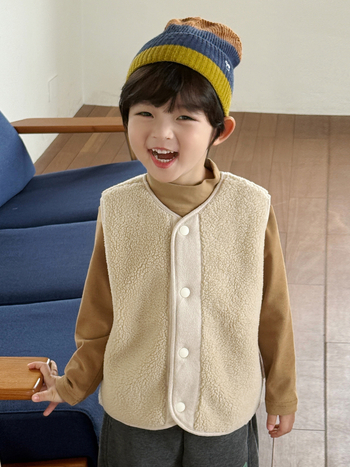 Bērnu veste – sporta kardigāna stilā, karikatūras raksts, bieza auduma, 100% poliesters, aizdare ar vienu rindu pogām.