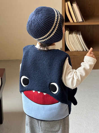 Bērnu veste – sporta kardigāna stilā, karikatūras raksts, bieza auduma, 100% poliesters, aizdare ar vienu rindu pogām.