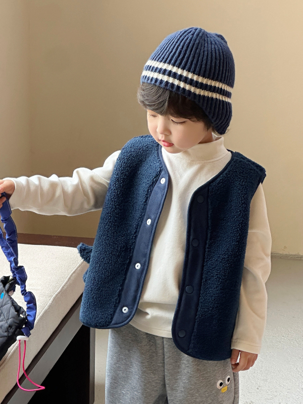 Bērnu veste – sporta kardigāna stilā, karikatūras raksts, bieza auduma, 100% poliesters, aizdare ar vienu rindu pogām.