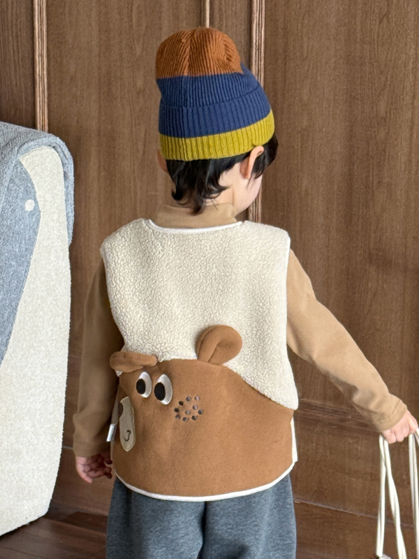 Bērnu veste – sporta kardigāna stilā, karikatūras raksts, bieza auduma, 100% poliesters, aizdare ar vienu rindu pogām.